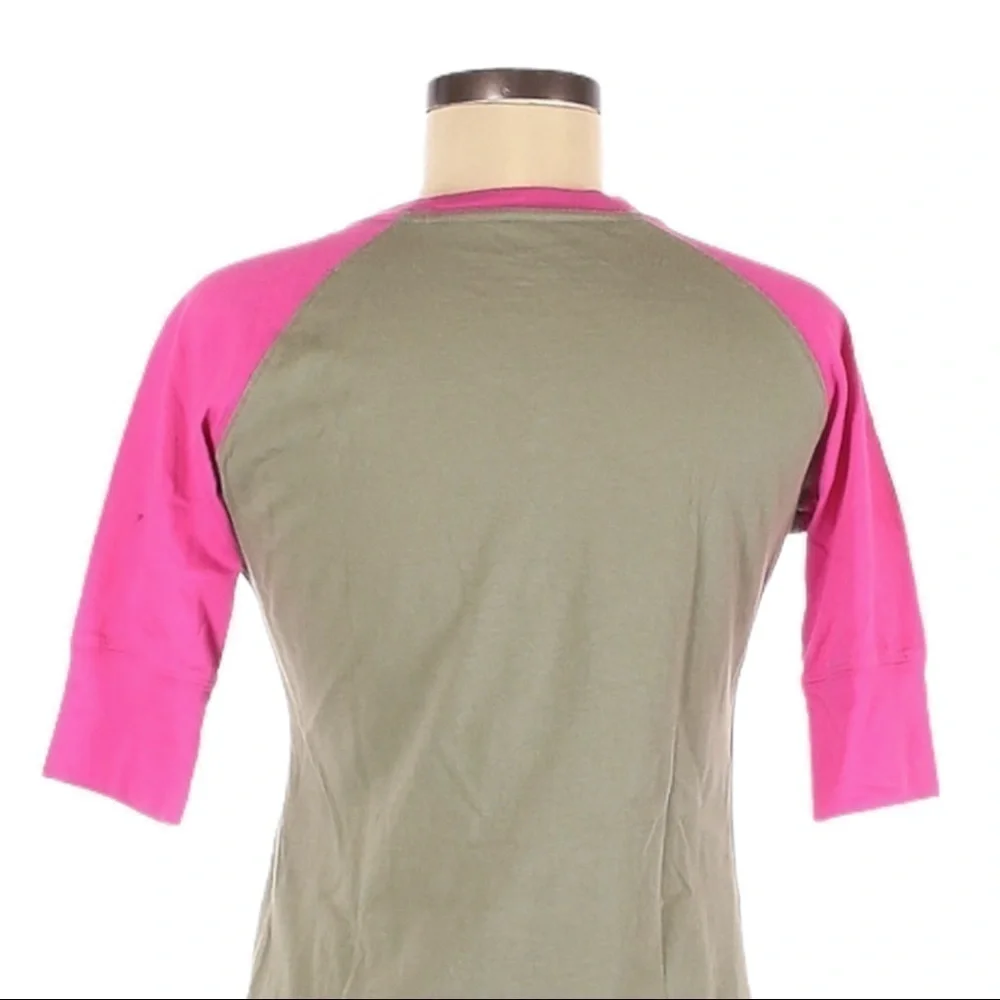 🌺 Nike Grey and Pink 3/4 Raglan Sleeve Active Top M